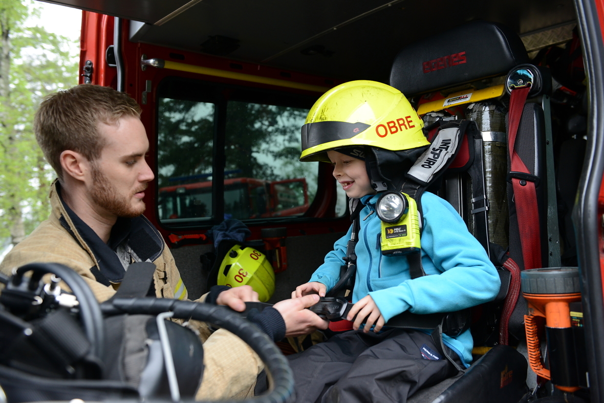Victor Voie Opland (7 år) fikk en drømmedag på Sognsvann med blant annet besøk inne i en av brannbilene,
hvor han fikk kyndig hjelp fra brannmann Bjørn Larsen.