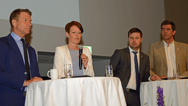 Politikerne diskuterte skognæringens framtid: F.v.: Terje Aasland (Ap), Line Henriette Hjemdal (KrF), Geir Pollestad (Sp) og Gunnar Gundersen (H).