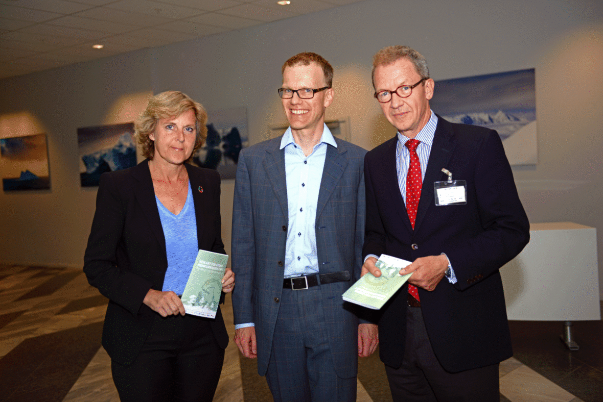 Erik Lahnstein (midten) overrakte veikart for skog- og trenæringen til Connie Hedegaard og Idar Kreutzer.