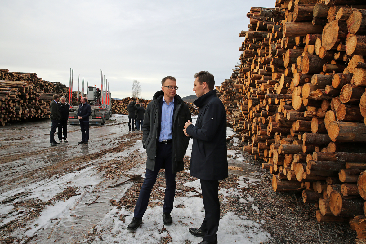Erik Lahnstein i Norges Skogeierforbund og Roger Kormeseth i Jernbaneverket ønsker mer gods over på bane. De står sammen om en helhetlig godspakke for Innlandet og har fått NHO med på laget.