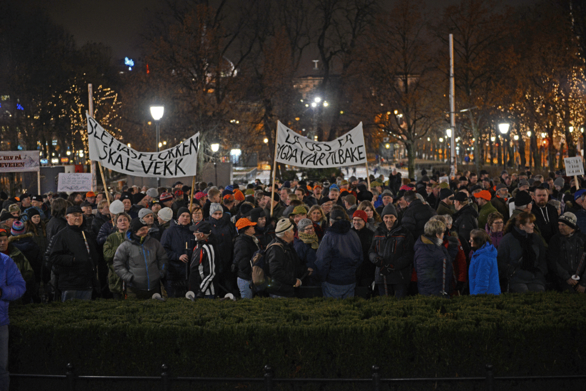 Mellom to og tre tusen hadde møtt opp utenfor Stortinget for å protestere mot regjeringens håndtering av Stortingets ulvevedtak.