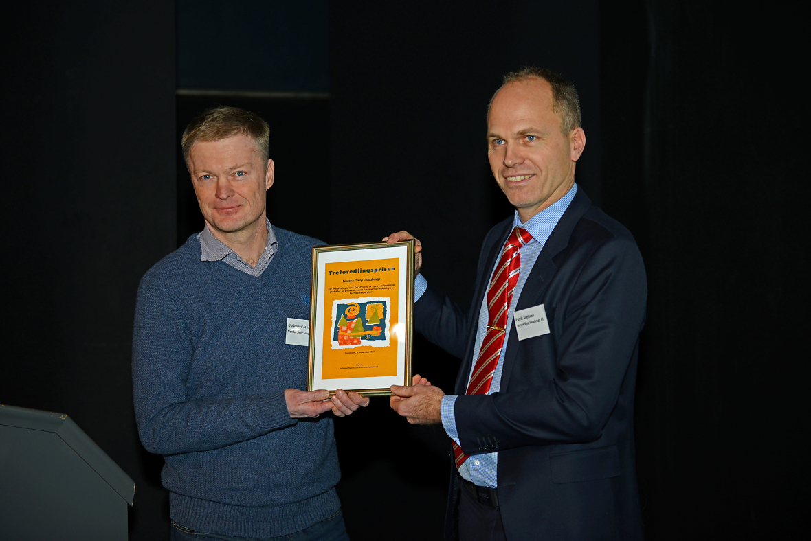 Norske Skog Saugbrugs vant Treforedlingsprisen 2017. Den ble mottatt av utviklingssjef Gudmund Jenssen (t.v.) og Patrik Axelsson, som er leder av forbedringsprogrammet F18, 