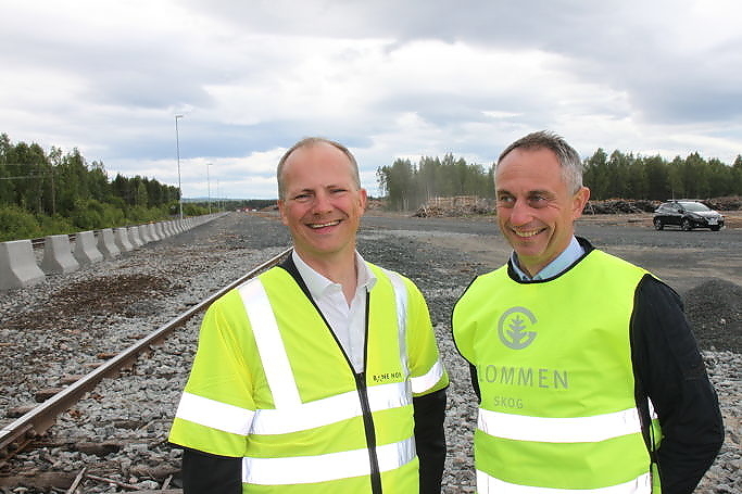 Ketil Solvik-Olsen og Gudmund Nordtun på Vestmo tømmerterminal. Foto: Dag Skjølaas