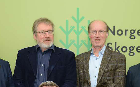 Ole Theodor Holth er styreleder i Glommen Skog og Terje Uggen i Mjøsen Skog. Nå tar de to andelslagene sikte på fusjon. Foto: Åsmund Lang