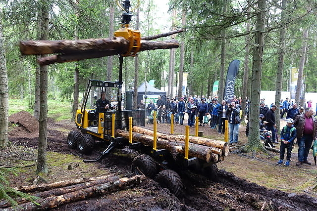 Det er mye nytt utstyr å se (og oppleve) på de svenske skogmessene. Her fra ElmiaWood i 2017