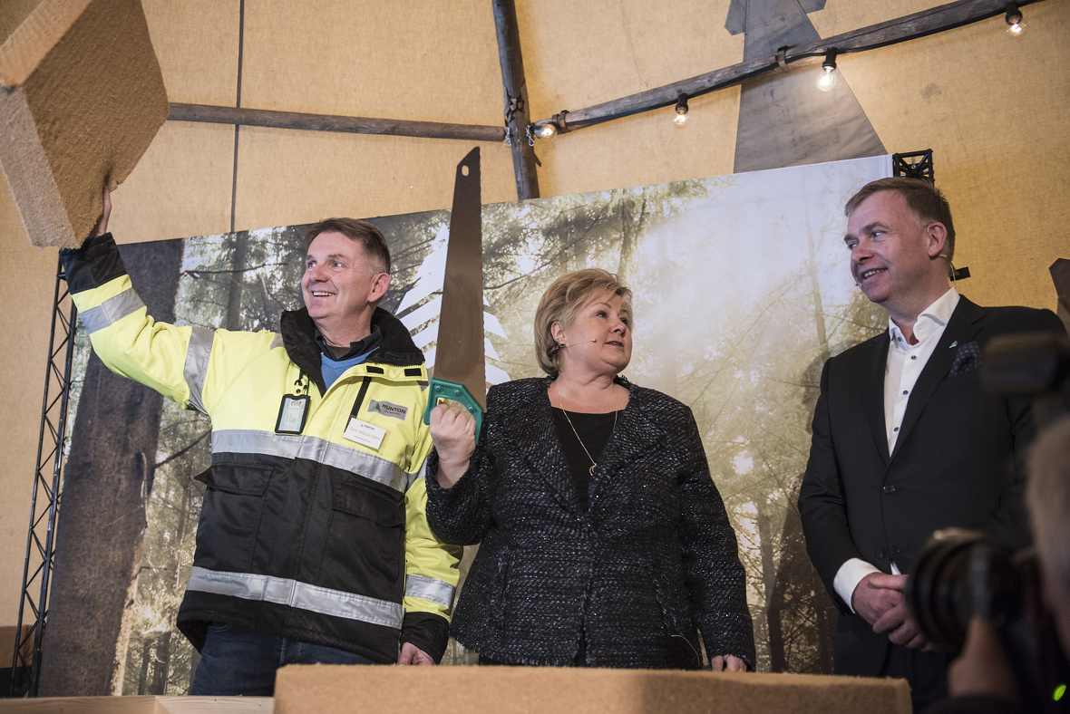 Bilde: Tom Wasenden (fabrikksjef Skjerven), Erna Solberg (statsminister), Arne Jebsen (adm. dir. Hunton). Foto: Hunton