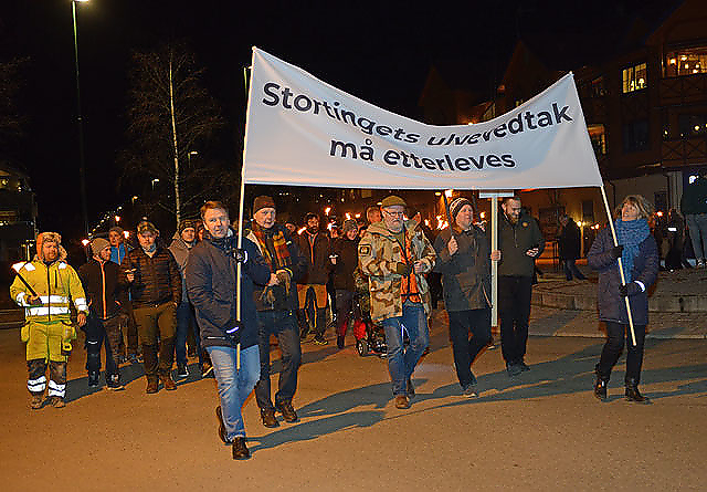 Rundt 1000 personer deltok i fakkeltoget mot ulvepolitikken på Bjørkelangen. Slagordet taler for seg selv.