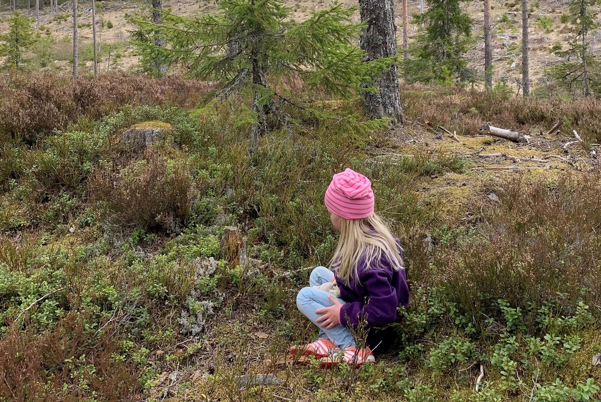 Nær kontakt med skogbunnen som barn er bra for helsen. Illustrasjonsfoto: Gina Aakre 