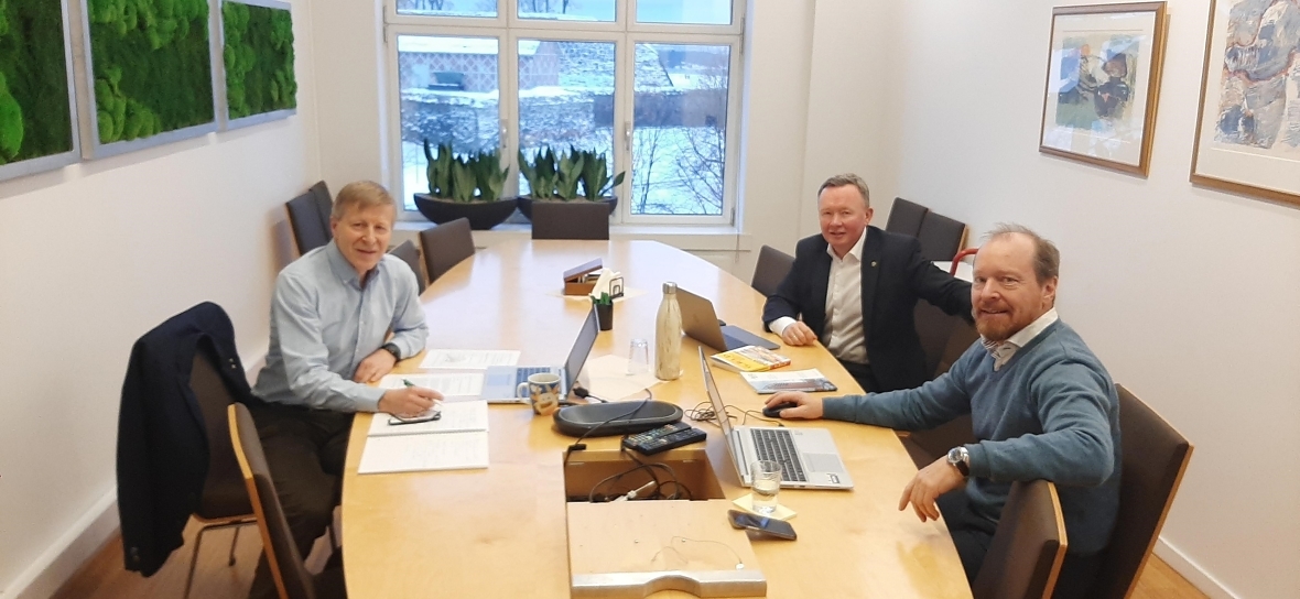 Per Skorge, Olav Veum og Christian Anton Smedshaug utfordret politikerne på hvordan vi skal få opp ny fastlandsindustri i Norge. 