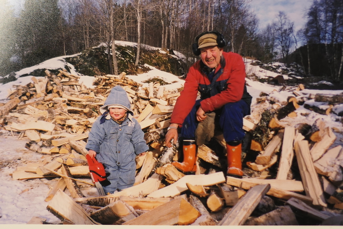 Helt fra Ole Kristen Haugland Selås var en neve stor, deltok han i skogsarbeidet på gården. FOTO: Privat