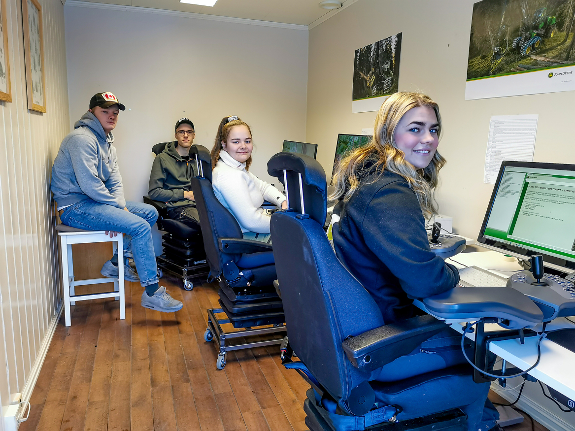 Elevene ved den nystartede skogbrukslinjen på Kjelle videregående skole kan glede seg over at de har tre simulatorer de kan øve seg på i skoletiden.