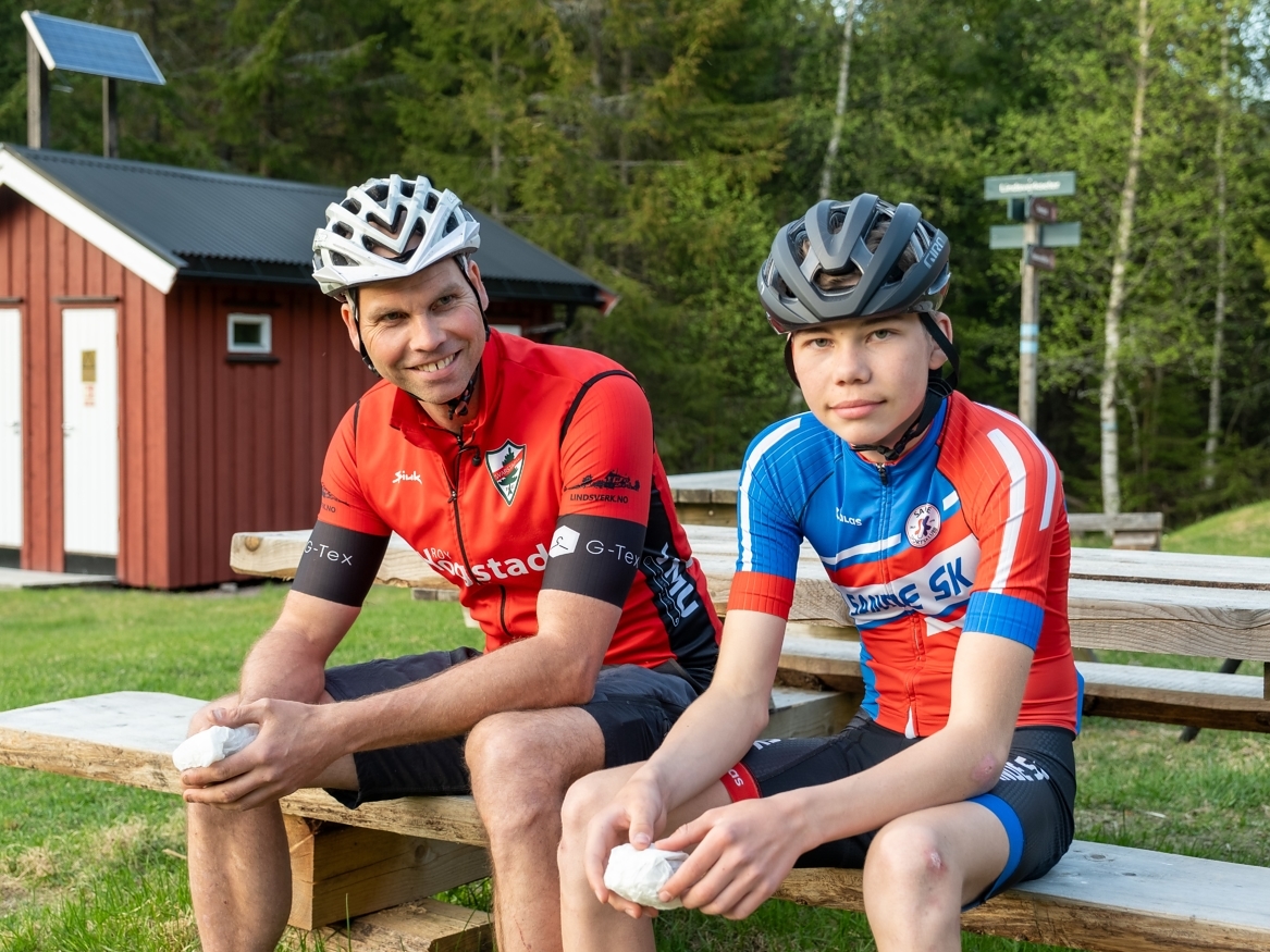 Ole Reidar Lindsverk og sønnen Oliver (14) deler interessen for sykling. De syns det er fint å se at andre også bruker de stiene de har laget i skogen.