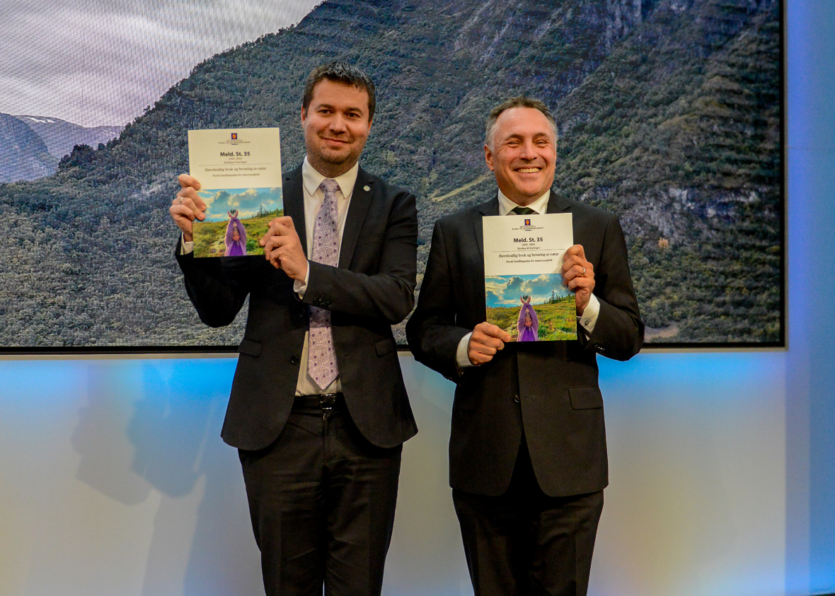 Geir Pollestad (Sp) og Tore O. Sandvik (Ap) la fredag frem den nye naturmeldingen. Foto: Marius Lippestad