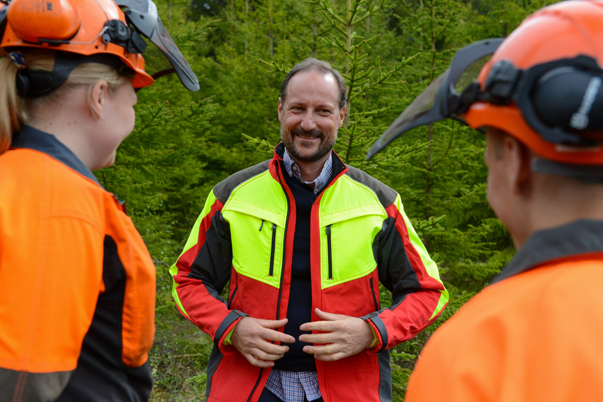 Clara Johansen og Mathias Henriksen gav kronprinsen et hurtigkurs i hvordan man steller skogen.